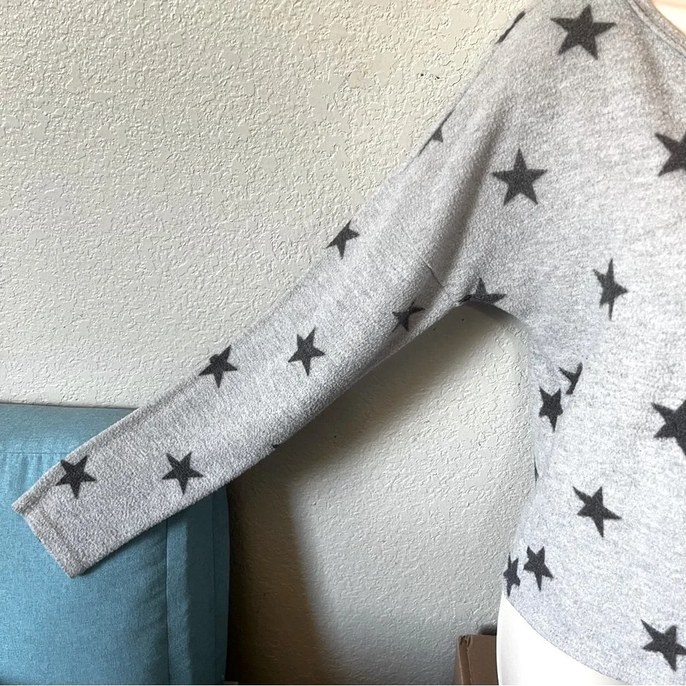 Love Wins Long Sleeve Gray Star Crop Top Size S
